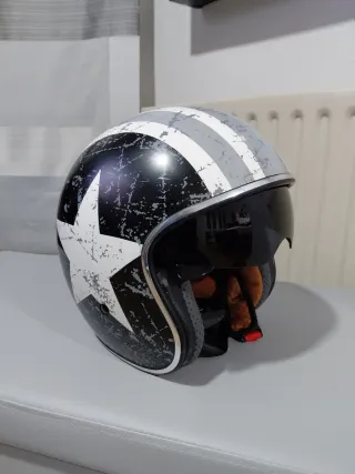 Casco de moto con diseño de estrella