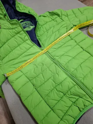 Parka verde hierba. Gorro y bolsa para recogerlo