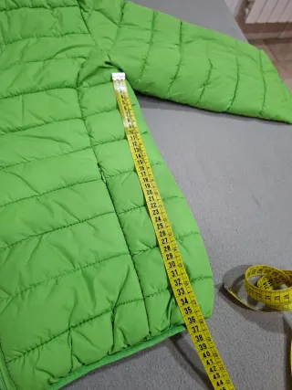 Parka verde hierba. Gorro y bolsa para recogerlo