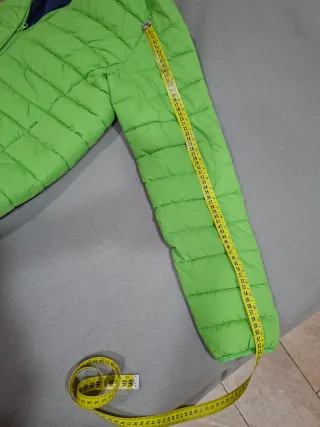 Parka verde hierba. Gorro y bolsa para recogerlo