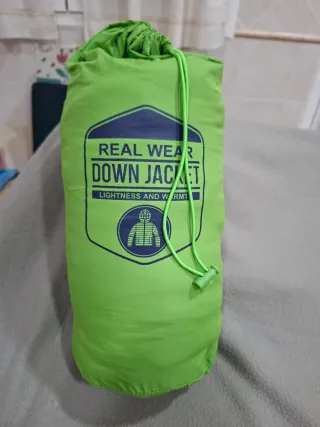 Parka verde hierba. Gorro y bolsa para recogerlo