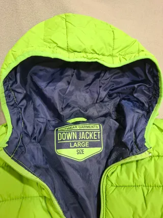 Parka verde hierba. Gorro y bolsa para recogerlo