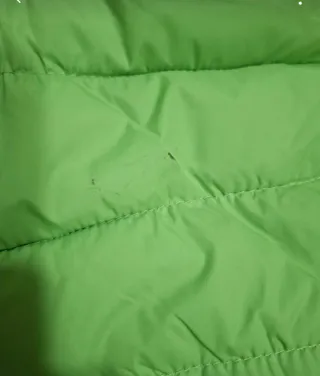 Parka verde hierba. Gorro y bolsa para recogerlo