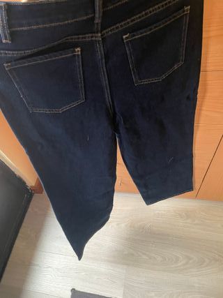 Pantalón vaquero ancho con bordado floral