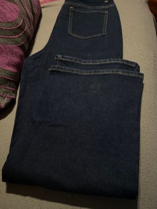 Pantalón vaquero ancho con bordado floral