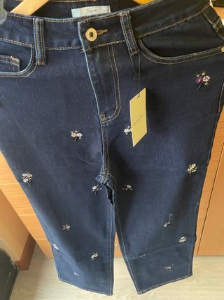 Pantalón vaquero ancho con bordado floral
