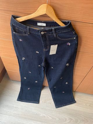 Pantalón vaquero ancho con bordado floral