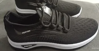 Zapatillas deportivas negras y blancas