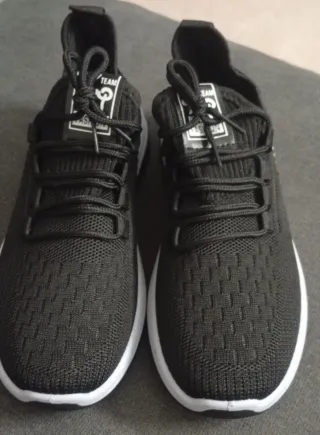 Zapatillas deportivas negras y blancas