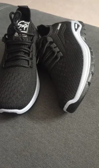 Zapatillas deportivas negras y blancas