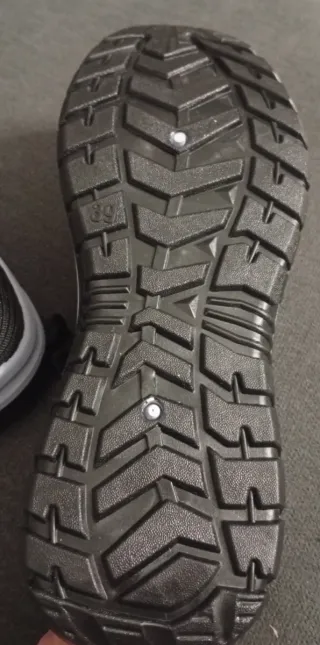 Zapatillas deportivas negras y blancas