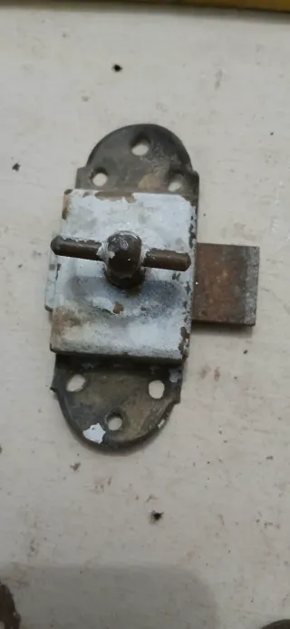 Cerradura pestillo metálico