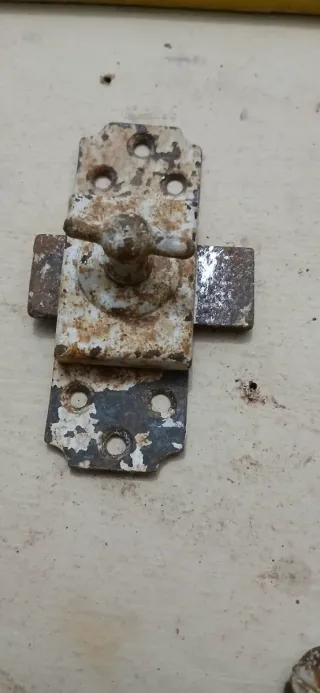 Cerradura pestillo metálico