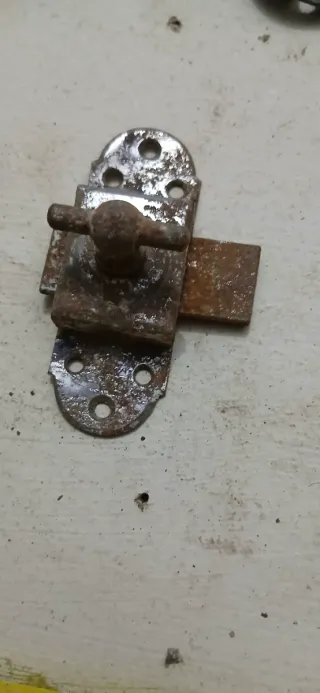 Cerradura pestillo metálico