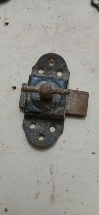 Cerradura pestillo metálico