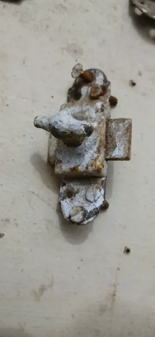 Cerradura pestillo metálico