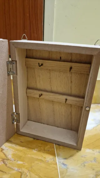 Portachiavi da parete in legno con chiave