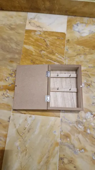 Portachiavi da parete in legno con chiave