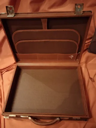 Maletín de piel marrón