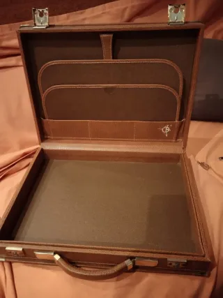 Maletín de piel marrón