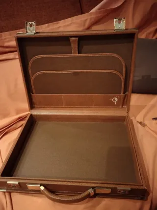 Maletín de piel marrón