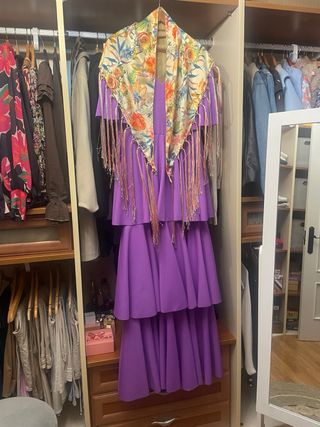 Vestido morado con volantes