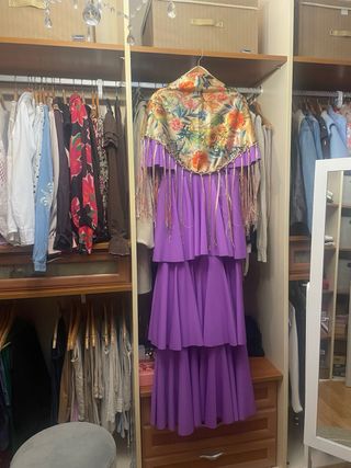 Vestido morado con volantes