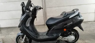 Peugeot maxi-scooter negra automática