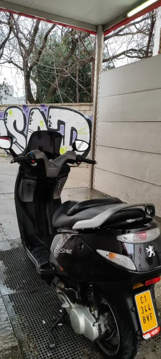 Peugeot maxi-scooter negra automática