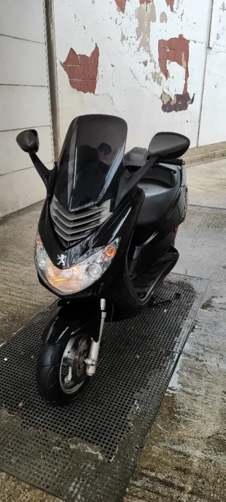 Peugeot maxi-scooter negra automática