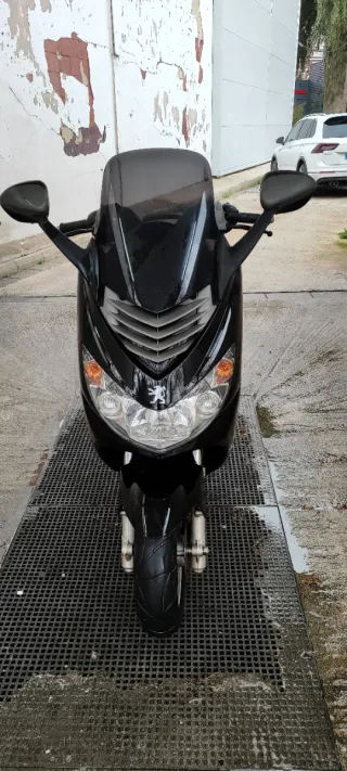 Peugeot maxi-scooter negra automática