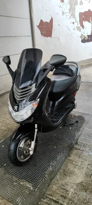 Peugeot maxi-scooter negra automática