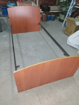 Cabeceros y pies de camas de madera y metal