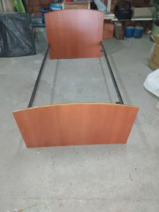Cabeceros y pies de camas de madera y metal