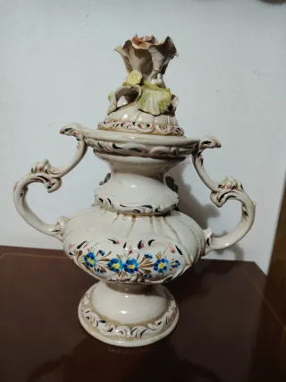 Jarro Vintage estilo Italiano com Flores em relevo