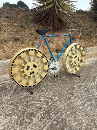 Expositor mecheros bicicleta antiguo