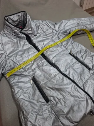 Parka plateada con capucha y pelo