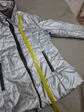 Parka plateada con capucha y pelo