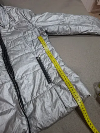 Parka plateada con capucha y pelo