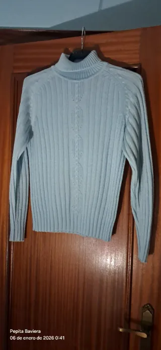 Jersey azul de cuello alto con trenzas