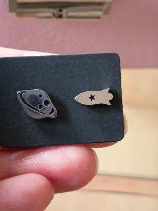 Pendientes de plata con diseño de cohete y planeta