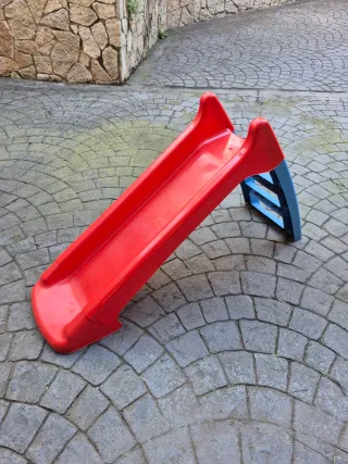 Tobogán infantil rojo y azul
