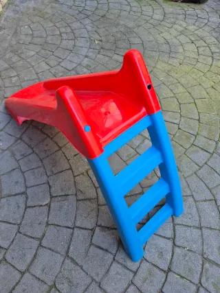 Tobogán infantil rojo y azul