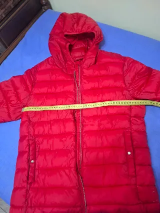 Parka roja con capucha