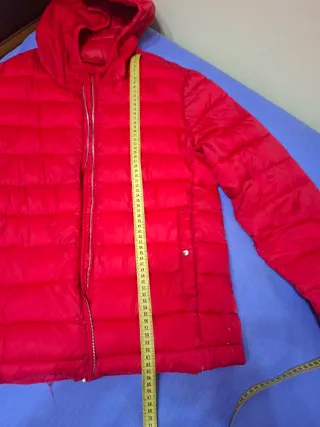 Parka roja con capucha