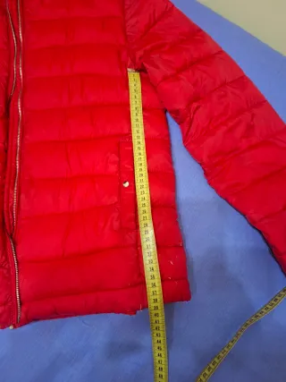 Parka roja con capucha