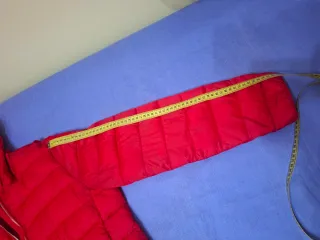 Parka roja con capucha