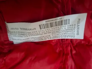 Parka roja con capucha