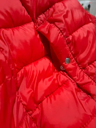 Parka roja con capucha