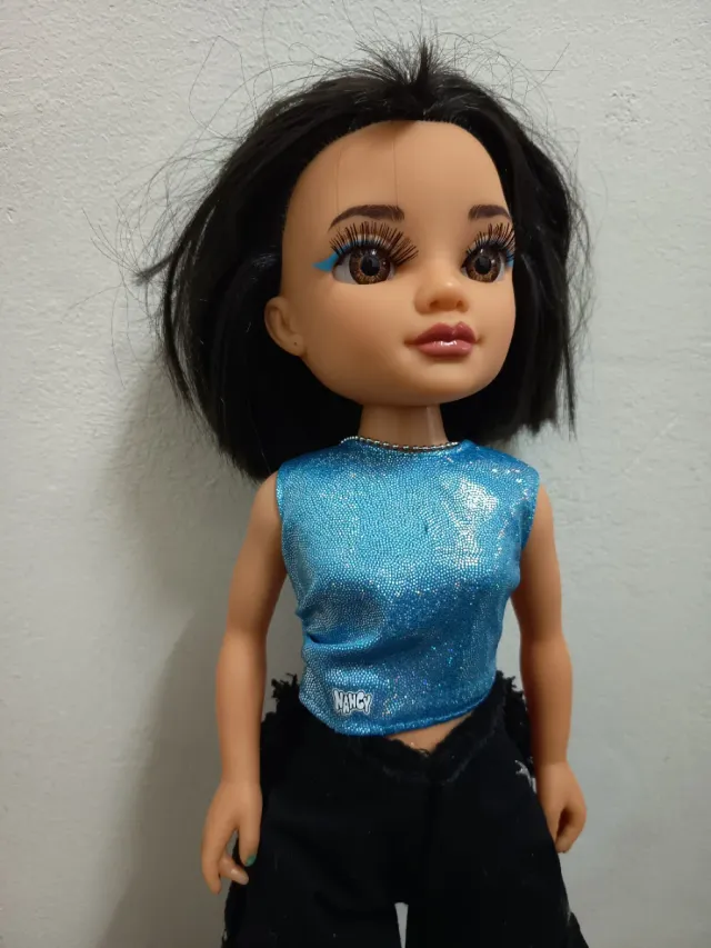 Muñeca Nancy con top brillante y pantalón